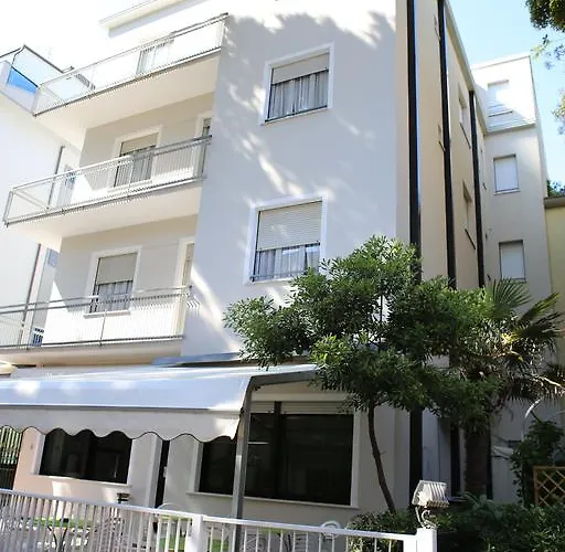 Pigalle Hotel *